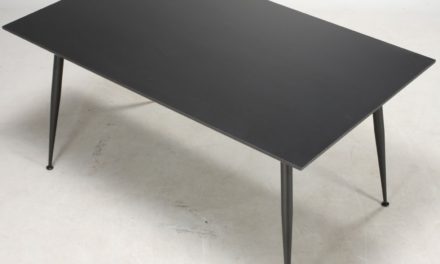 FURBO Spisebord, sort laminat, sorte metalben, 90 x 160 cm.