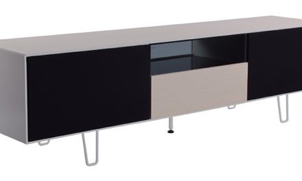 Leon TV-bord i eg – med sorte låger og glashylder