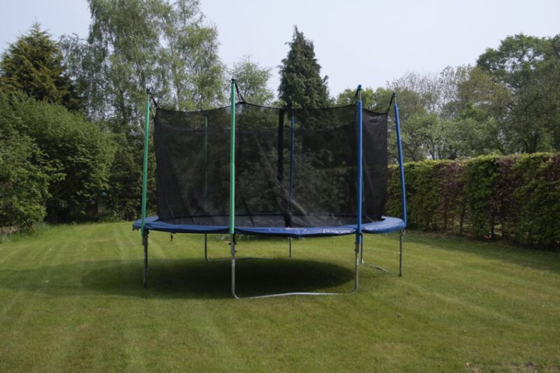 Sådan finder du den rigtige trampolin til din have